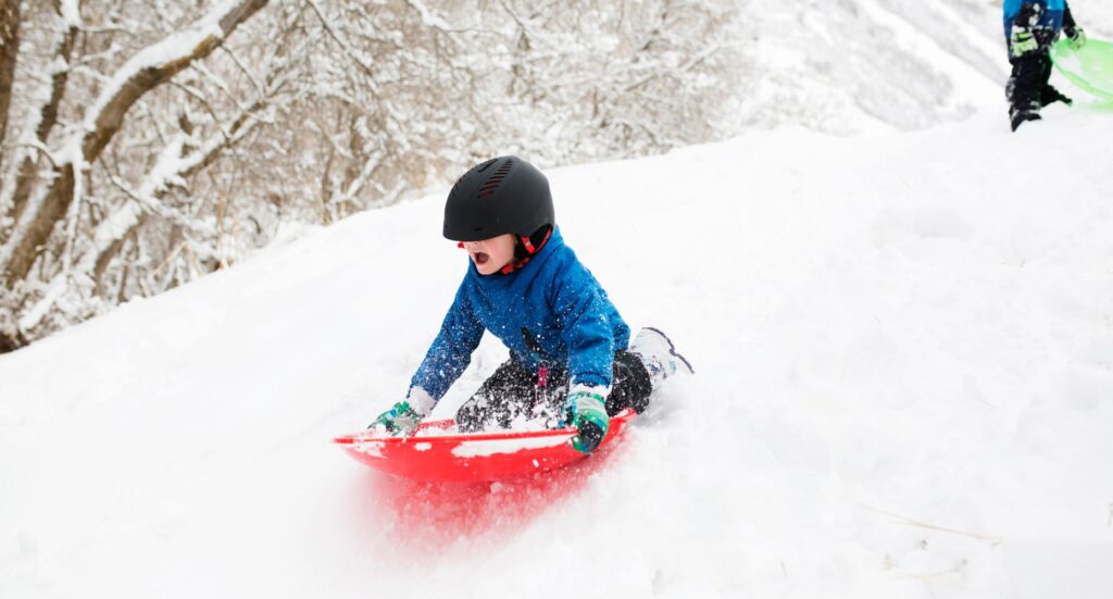 dziecko bawiące się na śniegu